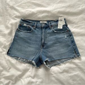 NWT Abercrombie High Rise Mom Short, Curve Love - Medium Denim Wash